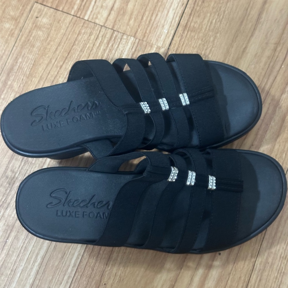 Skechers Women's Black Luxe Foam Sandals